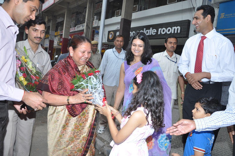 H.E., Smt. Urmila Singh,The Governor of Himachal Pradesh being welcomed while arriving to inaugurate Aura Skin Institute
