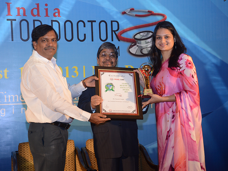 Dr. Suruchi Garg receiving prestigious Global Healthcare Excellence Award 2013 at New Delhi, India